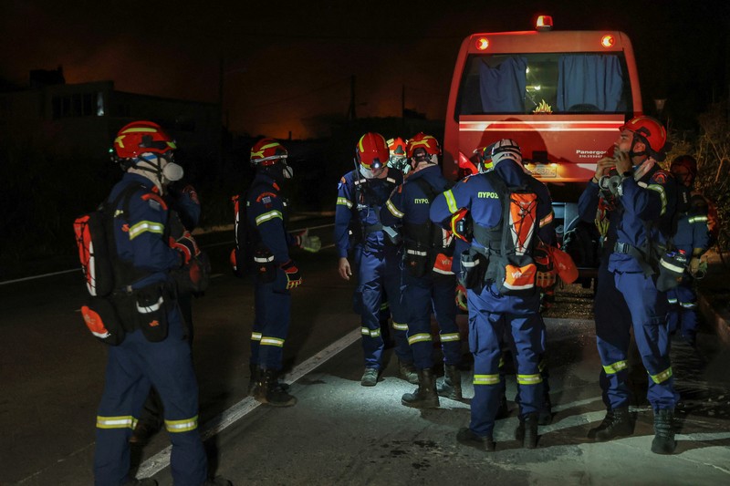 Api membubung saat kebakaran hutan melanda dekat Ierapetra, di Pulau Kreta, Yunani, 2 Juli 2025. (REUTERS/Stefanos Rapanis)