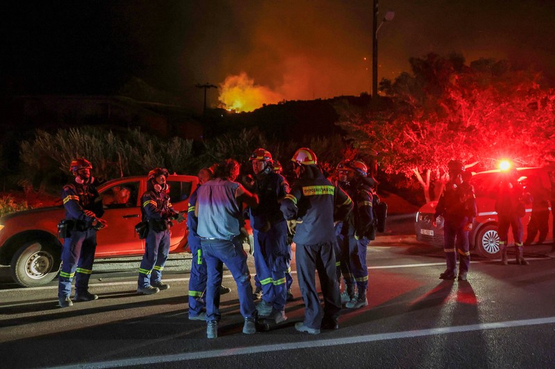 Api membubung saat kebakaran hutan melanda dekat Ierapetra, di Pulau Kreta, Yunani, 2 Juli 2025. Api membubung saat kebakaran hutan melanda dekat Ierapetra, di Pulau Kreta, Yunani, 2 Juli 2025. (REUTERS/Stefanos Rapanis)