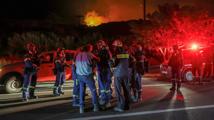 Api membubung saat kebakaran rimba melanda dekat Ierapetra, di Pulau Kreta, Yunani, 2 Juli 2025. (REUTERS/Stefanos Rapanis)