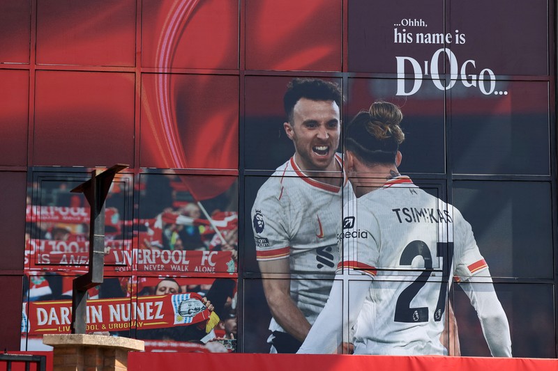 Fans Liverpool mulai berdatangan ke Anfield pada Kamis (3/7/2025). Mereka menebar karangan bunga di sekitar Anfield sebagai bentuk belasungkawa atas meninggalnya Diogo Jota. (REUTERS/Temilade Adelaja)