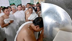 Prabowo Umrah, Salat Sunnah di Dalam Kabah-Cium Hajar Aswad