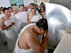 Prabowo Umrah, Salat Sunnah di Dalam Kabah-Cium Hajar Aswad