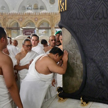 Detik-Detik Prabowo Umrah di Arab Saudi, Masuk Ka'bah-Cium Hajar Aswat