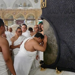 Detik-Detik Prabowo Umrah di Arab Saudi, Masuk Ka'bah-Cium Hajar Aswat