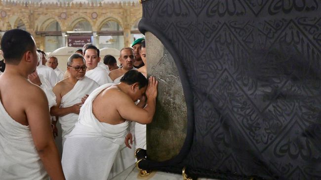Detik-Detik Prabowo Umrah di Arab Saudi, Masuk Ka'bah-Cium Hajar Aswat
