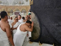 Detik-Detik Prabowo Umrah di Arab Saudi, Masuk Ka'bah-Cium Hajar Aswat