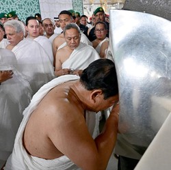 Prabowo Umrah saat Kunjungan ke Arab Saudi, Cium Hajar Aswad