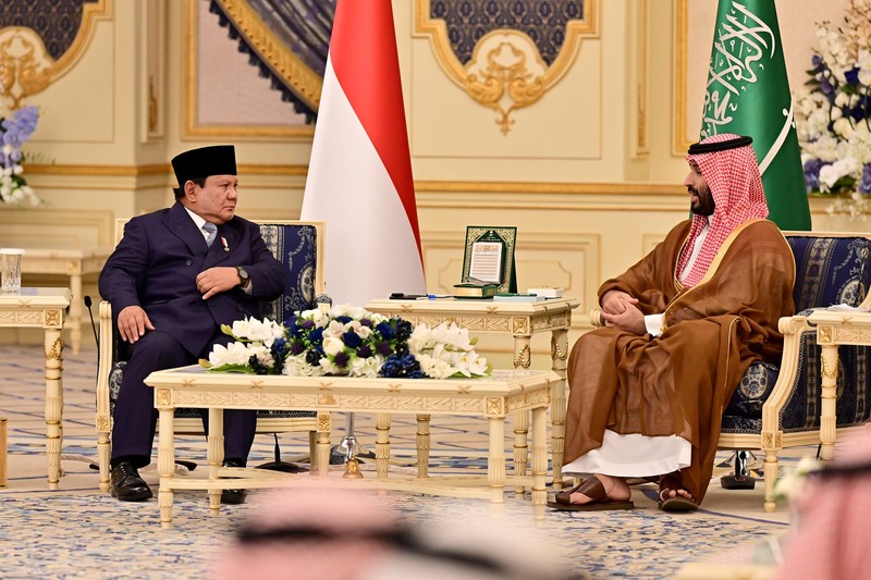 Presiden Republik Indonesia Prabowo Subianto melakukan pertemuan bilateral dengan Putra Mahkota sekaligus Perdana Menteri Kerajaan Arab Saudi, Pangeran Mohammed bin Salman bin Abdulaziz Al Saud (MBS), di Istana Al-Salam, Jeddah, pada Rabu, (2/7/2025), dalam rangka kunjungan kenegaraan ke Arab Saudi. (Dok. Biro Pers Sekretariat Presiden/Muchlis Jr)
