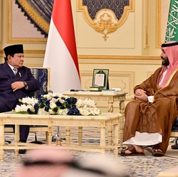 RI-Saudi Pererat Sinergi Haji & Umrah, Prabowo Salat Dalam Ka'Bah