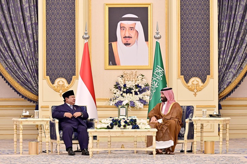 Presiden Republik Indonesia Prabowo Subianto melakukan pertemuan bilateral dengan Putra Mahkota sekaligus Perdana Menteri Kerajaan Arab Saudi, Pangeran Mohammed bin Salman bin Abdulaziz Al Saud (MBS), di Istana Al-Salam, Jeddah, pada Rabu, (2/7/2025), dalam rangka kunjungan kenegaraan ke Arab Saudi. Presiden Republik Indonesia Prabowo Subianto melakukan pertemuan bilateral dengan Putra Mahkota sekaligus Perdana Menteri Kerajaan Arab Saudi, Pangeran Mohammed bin Salman bin Abdulaziz Al Saud (MBS), di Istana Al-Salam, Jeddah, pada Rabu, (2/7/2025), dalam rangka kunjungan kenegaraan ke Arab Saudi. (Dok. Biro Pers Sekretariat Presiden/Muchlis Jr)