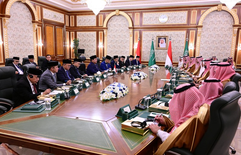 Presiden Republik Indonesia Prabowo Subianto melakukan pertemuan bilateral dengan Putra Mahkota sekaligus Perdana Menteri Kerajaan Arab Saudi, Pangeran Mohammed bin Salman bin Abdulaziz Al Saud (MBS), di Istana Al-Salam, Jeddah, pada Rabu, (2/7/2025), dalam rangka kunjungan kenegaraan ke Arab Saudi. Presiden Republik Indonesia Prabowo Subianto melakukan pertemuan bilateral dengan Putra Mahkota sekaligus Perdana Menteri Kerajaan Arab Saudi, Pangeran Mohammed bin Salman bin Abdulaziz Al Saud (MBS), di Istana Al-Salam, Jeddah, pada Rabu, (2/7/2025), dalam rangka kunjungan kenegaraan ke Arab Saudi. (Dok. Biro Pers Sekretariat Presiden/Muchlis Jr)