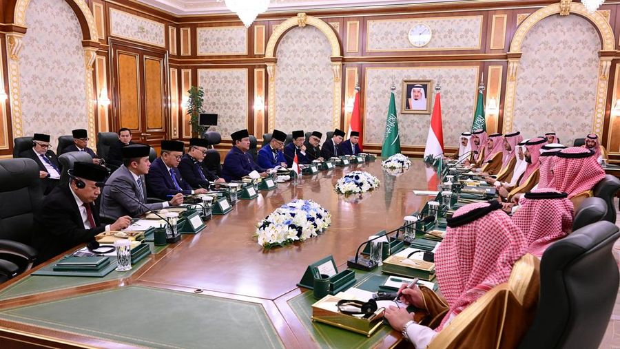 Presiden Republik Indonesia Prabowo Subianto melakukan pertemuan bilateral dengan Putra Mahkota sekaligus Perdana Menteri Kerajaan Arab Saudi, Pangeran Mohammed bin Salman bin Abdulaziz Al Saud (MBS), di Istana Al-Salam, Jeddah, pada Rabu, (2/7/2025), dalam rangka kunjungan kenegaraan ke Arab Saudi. Presiden Republik Indonesia Prabowo Subianto melakukan pertemuan bilateral dengan Putra Mahkota sekaligus Perdana Menteri Kerajaan Arab Saudi, Pangeran Mohammed bin Salman bin Abdulaziz Al Saud (MBS), di Istana Al-Salam, Jeddah, pada Rabu, (2/7/2025), dalam rangka kunjungan kenegaraan ke Arab Saudi. (Dok. Biro Pers Sekretariat Presiden/Muchlis Jr)