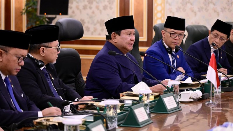 Presiden Republik Indonesia Prabowo Subianto melakukan pertemuan bilateral dengan Putra Mahkota sekaligus Perdana Menteri Kerajaan Arab Saudi, Pangeran Mohammed bin Salman bin Abdulaziz Al Saud (MBS), di Istana Al-Salam, Jeddah, pada Rabu, (2/7/2025), dalam rangka kunjungan kenegaraan ke Arab Saudi. (Dok. Biro Pers Sekretariat Presiden/Muchlis Jr)