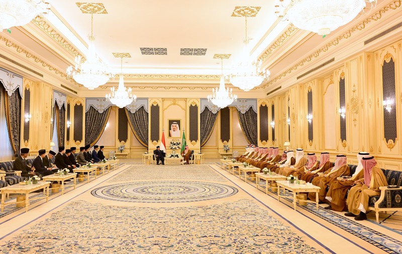 Presiden Republik Indonesia Prabowo Subianto melakukan pertemuan bilateral dengan Putra Mahkota sekaligus Perdana Menteri Kerajaan Arab Saudi, Pangeran Mohammed bin Salman bin Abdulaziz Al Saud (MBS), di Istana Al-Salam, Jeddah, pada Rabu, (2/7/2025), dalam rangka kunjungan kenegaraan ke Arab Saudi. Presiden Republik Indonesia Prabowo Subianto melakukan pertemuan bilateral dengan Putra Mahkota sekaligus Perdana Menteri Kerajaan Arab Saudi, Pangeran Mohammed bin Salman bin Abdulaziz Al Saud (MBS), di Istana Al-Salam, Jeddah, pada Rabu, (2/7/2025), dalam rangka kunjungan kenegaraan ke Arab Saudi. (Dok. Biro Pers Sekretariat Presiden/Muchlis Jr)