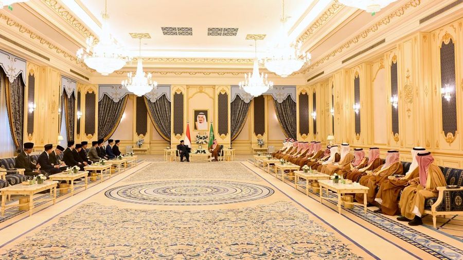 Presiden Republik Indonesia Prabowo Subianto melakukan pertemuan bilateral dengan Putra Mahkota sekaligus Perdana Menteri Kerajaan Arab Saudi, Pangeran Mohammed bin Salman bin Abdulaziz Al Saud (MBS), di Istana Al-Salam, Jeddah, pada Rabu, (2/7/2025), dalam rangka kunjungan kenegaraan ke Arab Saudi. Presiden Republik Indonesia Prabowo Subianto melakukan pertemuan bilateral dengan Putra Mahkota sekaligus Perdana Menteri Kerajaan Arab Saudi, Pangeran Mohammed bin Salman bin Abdulaziz Al Saud (MBS), di Istana Al-Salam, Jeddah, pada Rabu, (2/7/2025), dalam rangka kunjungan kenegaraan ke Arab Saudi. (Dok. Biro Pers Sekretariat Presiden/Muchlis Jr)