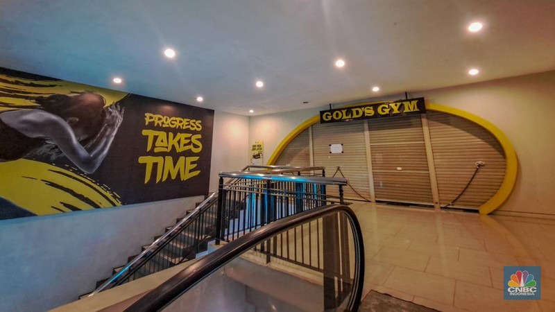 Suasana cabang klub kebugaran Gold's Gym yang telah tutup di Townsquare Cilandak (Citos), Jakarta, Kamis (3/7/2025). (CNBC Indonesia/Faisal Rahman)