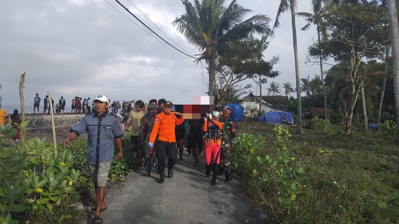 Tim SAR mengevakuasi korban dari feri KMP Tunu Pratama Jaya yang membawa 65 orang tenggelam di dekat Pulau Bali, Rabu (2/7/2025). (Dok. BASARNAS)