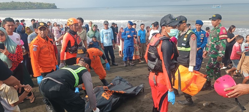 Tim SAR mengevakuasi korban dari feri KMP Tunu Pratama Jaya yang membawa 65 orang tenggelam di dekat Pulau Bali, Rabu (2/7/2025). (Dok. BASARNAS)