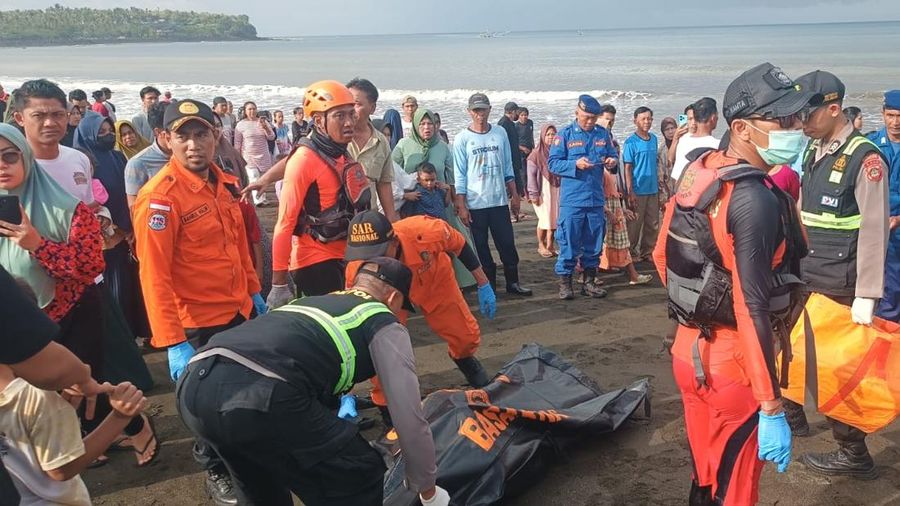 Tim SAR mengevakuasi korban dari feri KMP Tunu Pratama Jaya yang membawa 65 orang tenggelam di dekat Pulau Bali, Rabu (2/7/2025). Tim SAR mengevakuasi korban dari feri KMP Tunu Pratama Jaya yang membawa 65 orang tenggelam di dekat Pulau Bali, Rabu (2/7/2025). (Dok. BASARNAS)