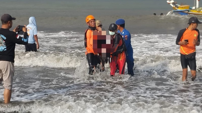 Tim SAR mengevakuasi korban dari feri KMP Tunu Pratama Jaya yang membawa 65 orang tenggelam di dekat Pulau Bali, Rabu (2/7/2025). Tim SAR mengevakuasi korban dari feri KMP Tunu Pratama Jaya yang membawa 65 orang tenggelam di dekat Pulau Bali, Rabu (2/7/2025). (Dok. BASARNAS)
