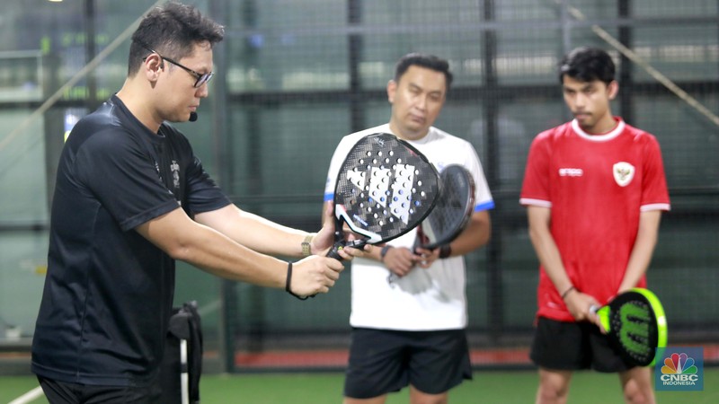 Warga bermain padel yaitu olahraga yang memadukan elemen tenis dan squash di Padel Arena Jakarta, Jakarta, Kamis (03/7/2025). (CNBC Indonesia/Muhammad Sabki) Warga bermain padel yaitu olahraga yang memadukan elemen tenis dan squash di Padel Arena Jakarta, Jakarta, Kamis (03/7/2025). (CNBC Indonesia/Muhammad Sabki)