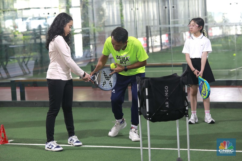 Warga bermain padel yaitu olahraga yang memadukan elemen tenis dan squash di Padel Arena Jakarta, Jakarta, Kamis (03/7/2025). (CNBC Indonesia/Muhammad Sabki)