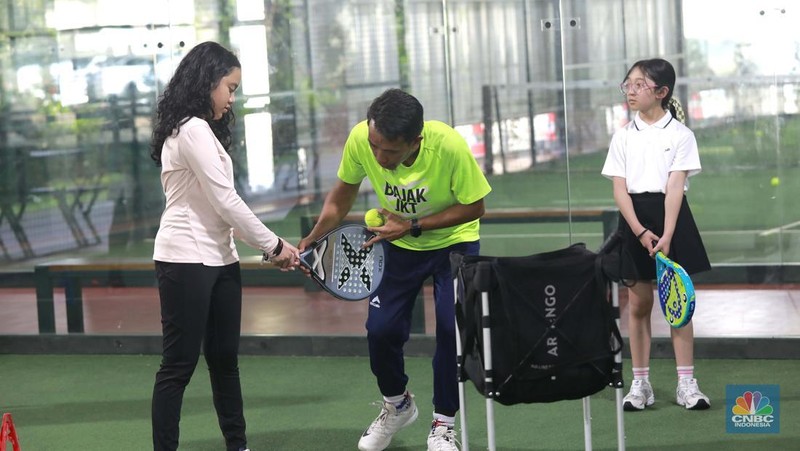 Warga bermain padel yaitu olahraga yang memadukan elemen tenis dan squash di Padel Arena Jakarta, Jakarta, Kamis (03/7/2025). (CNBC Indonesia/Muhammad Sabki)