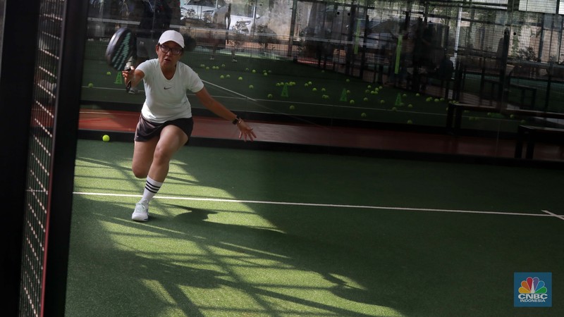 Warga bermain padel yaitu olahraga yang memadukan elemen tenis dan squash di Padel Arena Jakarta, Jakarta, Kamis (03/7/2025). (CNBC Indonesia/Muhammad Sabki)