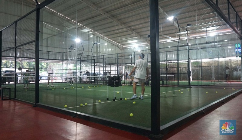 Warga bermain padel yaitu olahraga yang memadukan elemen tenis dan squash di Padel Arena Jakarta, Jakarta, Kamis (03/7/2025). (CNBC Indonesia/Muhammad Sabki)