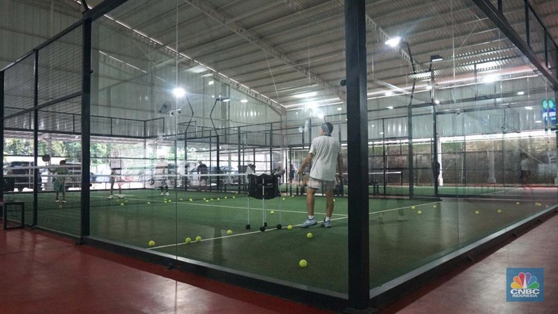 Warga bermain padel yaitu olahraga yang memadukan elemen tenis dan squash di Padel Arena Jakarta, Jakarta, Kamis (03/7/2025). (CNBC Indonesia/Muhammad Sabki)
