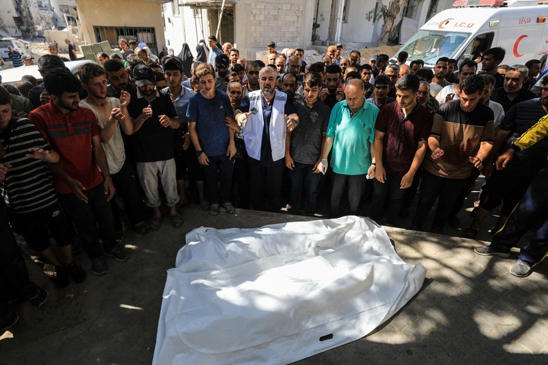 Warga Palestina bereaksi atas jenazah saat mereka berduka atas dokter Marwan al-Sultan, direktur Rumah Sakit Indonesia di Jalur Gaza utara, istrinya, putrinya dan saudara perempuannya, yang tewas dalam serangan Israel pada hari Rabu, menurut kementerian kesehatan Gaza, di rumah sakit Al-Shifa di Kota Gaza, 2 Juli 2025. (REUTERS/Mahmoud Issa)