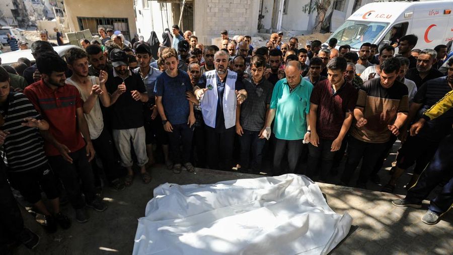 Warga Palestina bereaksi atas jenazah saat mereka berduka atas dokter Marwan al-Sultan, direktur Rumah Sakit Indonesia di Jalur Gaza utara, istrinya, putrinya dan saudara perempuannya, yang tewas dalam serangan Israel pada hari Rabu, menurut kementerian kesehatan Gaza, di rumah sakit Al-Shifa di Kota Gaza, 2 Juli 2025. Warga Palestina bereaksi atas jenazah saat mereka berduka atas dokter Marwan al-Sultan, direktur Rumah Sakit Indonesia di Jalur Gaza utara, istrinya, putrinya dan saudara perempuannya, yang tewas dalam serangan Israel pada hari Rabu, menurut kementerian kesehatan Gaza, di rumah sakit Al-Shifa di Kota Gaza, 2 Juli 2025. (REUTERS/Mahmoud Issa)