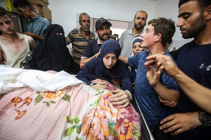Warga Palestina bereaksi atas jenazah saat mereka berduka atas dokter Marwan al-Sultan, direktur Rumah Sakit Indonesia di Jalur Gaza utara, istrinya, putrinya dan saudara perempuannya, yang tewas dalam serangan Israel pada hari Rabu, menurut kementerian kesehatan Gaza, di rumah sakit Al-Shifa di Kota Gaza, 2 Juli 2025. Warga Palestina bereaksi atas jenazah saat mereka berduka atas dokter Marwan al-Sultan, direktur Rumah Sakit Indonesia di Jalur Gaza utara, istrinya, putrinya dan saudara perempuannya, yang tewas dalam serangan Israel pada hari Rabu, menurut kementerian kesehatan Gaza, di rumah sakit Al-Shifa di Kota Gaza, 2 Juli 2025. (REUTERS/Mahmoud Issa)