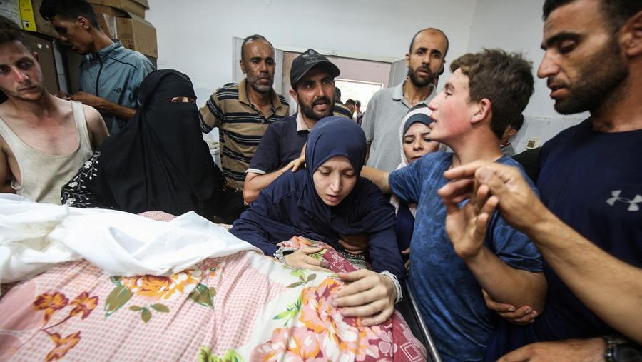 Warga Palestina bereaksi atas jenazah saat mereka berduka atas dokter Marwan al-Sultan, direktur Rumah Sakit Indonesia di Jalur Gaza utara, istrinya, putrinya dan saudara perempuannya, yang tewas dalam serangan Israel pada hari Rabu, menurut kementerian kesehatan Gaza, di rumah sakit Al-Shifa di Kota Gaza, 2 Juli 2025. (REUTERS/Mahmoud Issa)