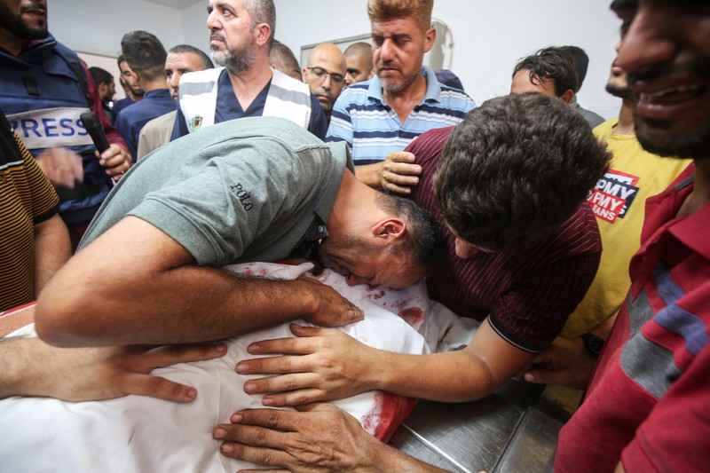 Warga Palestina bereaksi atas jenazah saat mereka berduka atas dokter Marwan al-Sultan, direktur Rumah Sakit Indonesia di Jalur Gaza utara, istrinya, putrinya dan saudara perempuannya, yang tewas dalam serangan Israel pada hari Rabu, menurut kementerian kesehatan Gaza, di rumah sakit Al-Shifa di Kota Gaza, 2 Juli 2025. Warga Palestina bereaksi atas jenazah saat mereka berduka atas dokter Marwan al-Sultan, direktur Rumah Sakit Indonesia di Jalur Gaza utara, istrinya, putrinya dan saudara perempuannya, yang tewas dalam serangan Israel pada hari Rabu, menurut kementerian kesehatan Gaza, di rumah sakit Al-Shifa di Kota Gaza, 2 Juli 2025. (REUTERS/Mahmoud Issa)