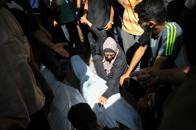 Warga Palestina bereaksi atas jenazah saat mereka berduka atas dokter Marwan al-Sultan, direktur Rumah Sakit Indonesia di Jalur Gaza utara, istrinya, putrinya dan saudara perempuannya, yang tewas dalam serangan Israel pada hari Rabu, menurut kementerian kesehatan Gaza, di rumah sakit Al-Shifa di Kota Gaza, 2 Juli 2025. (REUTERS/Mahmoud Issa)