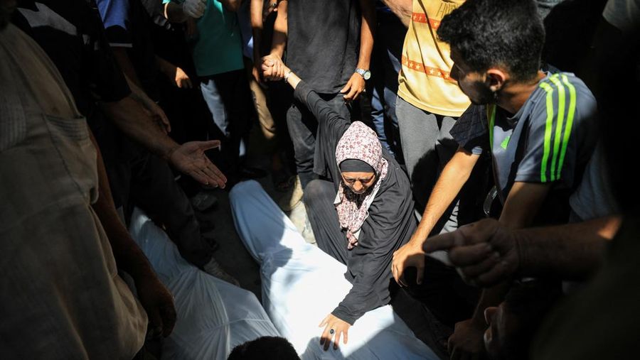 Warga Palestina bereaksi atas jenazah saat mereka berduka atas dokter Marwan al-Sultan, direktur Rumah Sakit Indonesia di Jalur Gaza utara, istrinya, putrinya dan saudara perempuannya, yang tewas dalam serangan Israel pada hari Rabu, menurut kementerian kesehatan Gaza, di rumah sakit Al-Shifa di Kota Gaza, 2 Juli 2025. Warga Palestina bereaksi atas jenazah saat mereka berduka atas dokter Marwan al-Sultan, direktur Rumah Sakit Indonesia di Jalur Gaza utara, istrinya, putrinya dan saudara perempuannya, yang tewas dalam serangan Israel pada hari Rabu, menurut kementerian kesehatan Gaza, di rumah sakit Al-Shifa di Kota Gaza, 2 Juli 2025. (REUTERS/Mahmoud Issa)