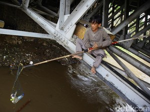 Wendi Si Pemulung yang Sulap Kolong Jembatan Pasar Rumput Jadi Tempat Tinggal
