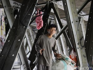 3 Tahun Tidur di Kolong Jembatan Pasar Rumput, Wendi Harus Mandi Pakai Air Kali