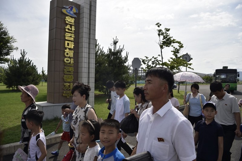 Wisatawan domestik mengunjungi pantai di Kawasan Wisata Pesisir Wonsan Kalma di Wonsan, Provinsi Kangwon, Korea Utara pada 2 Juli 2025. (AFP/KIM WON JIN) Wisatawan domestik mengunjungi pantai di Kawasan Wisata Pesisir Wonsan Kalma di Wonsan, Provinsi Kangwon, Korea Utara pada 2 Juli 2025. (AFP/KIM WON JIN)