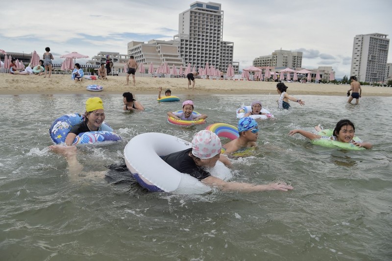Wisatawan domestik mengunjungi pantai di Kawasan Wisata Pesisir Wonsan Kalma di Wonsan, Provinsi Kangwon, Korea Utara pada 2 Juli 2025. (AFP/KIM WON JIN)