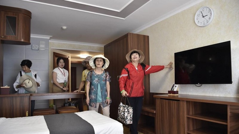 Wisatawan domestik mengunjungi pantai di Kawasan Wisata Pesisir Wonsan Kalma di Wonsan, Provinsi Kangwon, Korea Utara pada 2 Juli 2025. (AFP/KIM WON JIN)