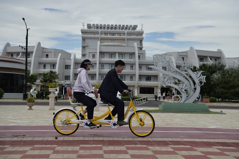 Wisatawan domestik mengunjungi pantai di Kawasan Wisata Pesisir Wonsan Kalma di Wonsan, Provinsi Kangwon, Korea Utara pada 2 Juli 2025. (AFP/KIM WON JIN) Wisatawan domestik mengunjungi pantai di Kawasan Wisata Pesisir Wonsan Kalma di Wonsan, Provinsi Kangwon, Korea Utara pada 2 Juli 2025. (AFP/KIM WON JIN)