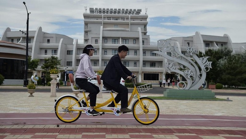 Wisatawan domestik mengunjungi pantai di Kawasan Wisata Pesisir Wonsan Kalma di Wonsan, Provinsi Kangwon, Korea Utara pada 2 Juli 2025. (AFP/KIM WON JIN)