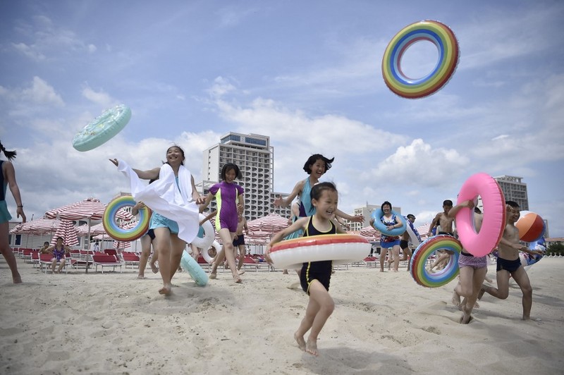 Wisatawan domestik mengunjungi pantai di Kawasan Wisata Pesisir Wonsan Kalma di Wonsan, Provinsi Kangwon, Korea Utara pada 2 Juli 2025. (AFP/KIM WON JIN) Wisatawan domestik mengunjungi pantai di Kawasan Wisata Pesisir Wonsan Kalma di Wonsan, Provinsi Kangwon, Korea Utara pada 2 Juli 2025. (AFP/KIM WON JIN)