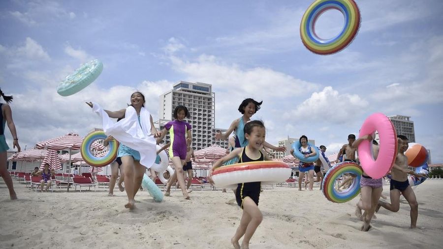 Wisatawan domestik mengunjungi pantai di Kawasan Wisata Pesisir Wonsan Kalma di Wonsan, Provinsi Kangwon, Korea Utara pada 2 Juli 2025. (AFP/KIM WON JIN)
