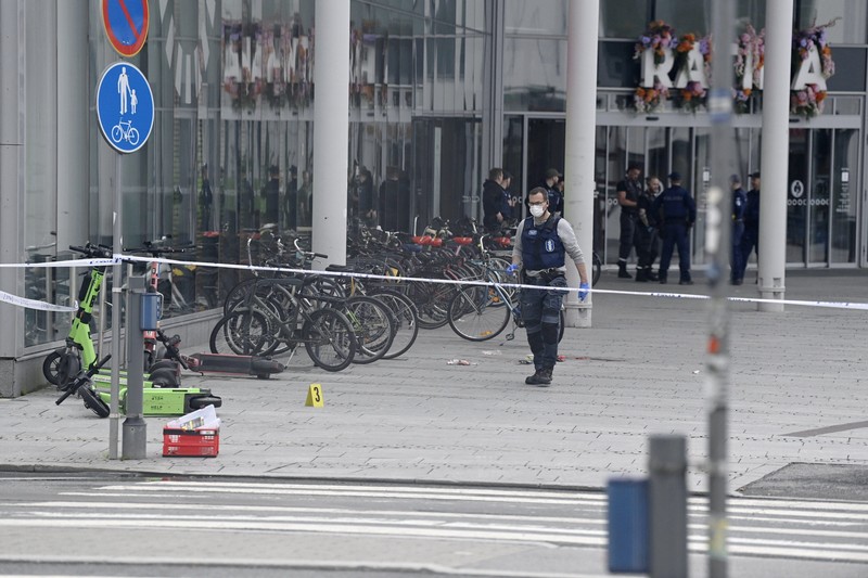 Anggota polisi berdiri di dekat area yang ditutup di luar pusat perbelanjaan Ratina, tempat beberapa orang ditikam di dekat pusat perbelanjaan, di Tampere, Finlandia, 3 Juli 2025. (Lehtikuva/Saara Peltola via REUTERS)