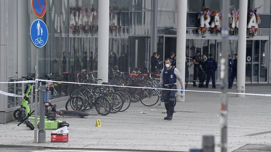 Anggota polisi berdiri di dekat area yang ditutup di luar pusat perbelanjaan Ratina, tempat beberapa orang ditikam di dekat pusat perbelanjaan, di Tampere, Finlandia, 3 Juli 2025. (Lehtikuva/Saara Peltola via REUTERS)
