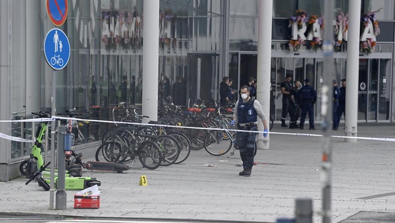 Anggota polisi berdiri di dekat area yang ditutup di luar pusat perbelanjaan Ratina, tempat beberapa orang ditikam di dekat pusat perbelanjaan, di Tampere, Finlandia, 3 Juli 2025. (Lehtikuva/Saara Peltola via REUTERS)