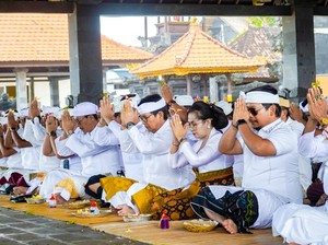 Prosesi Melasti, Bupati Adi Arnawa Mulang Pakelem di Segara Batu Bolong